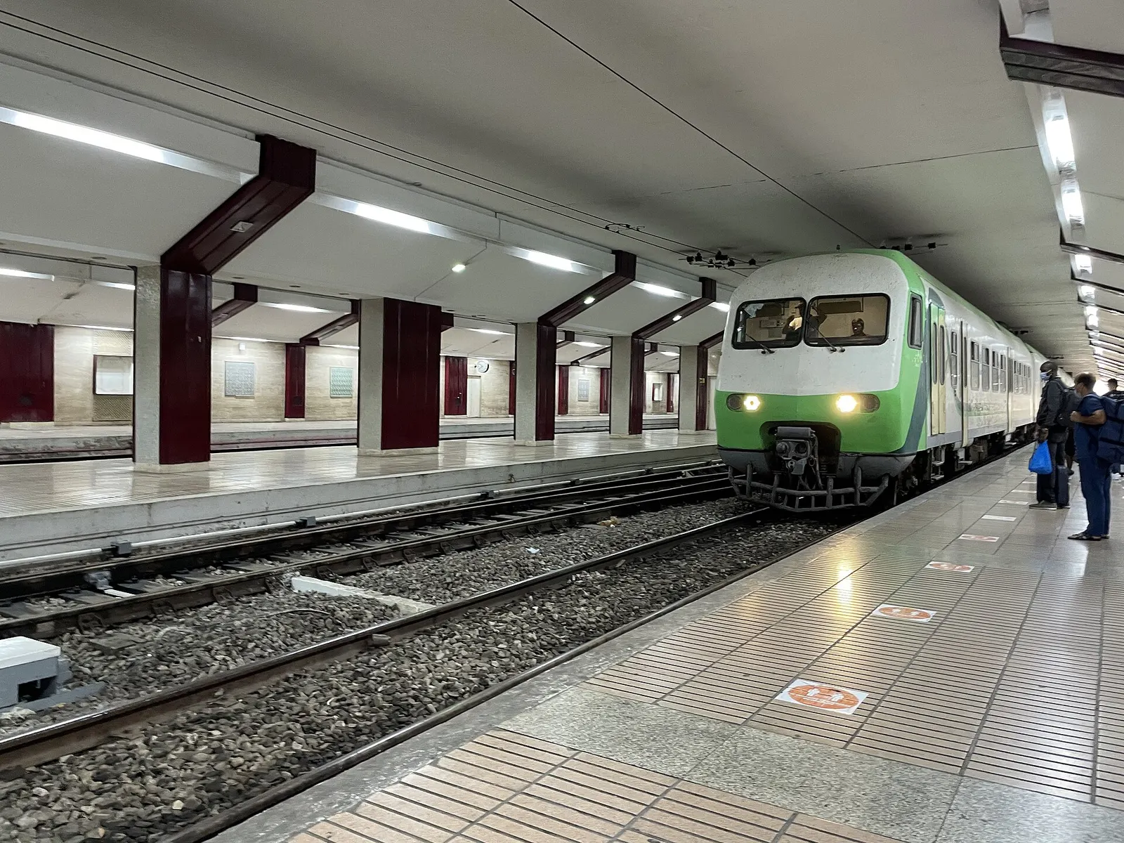 Train Al Bidaoui entrant en gare souterraine de l'aéroport Mohammed V, quai presque vide