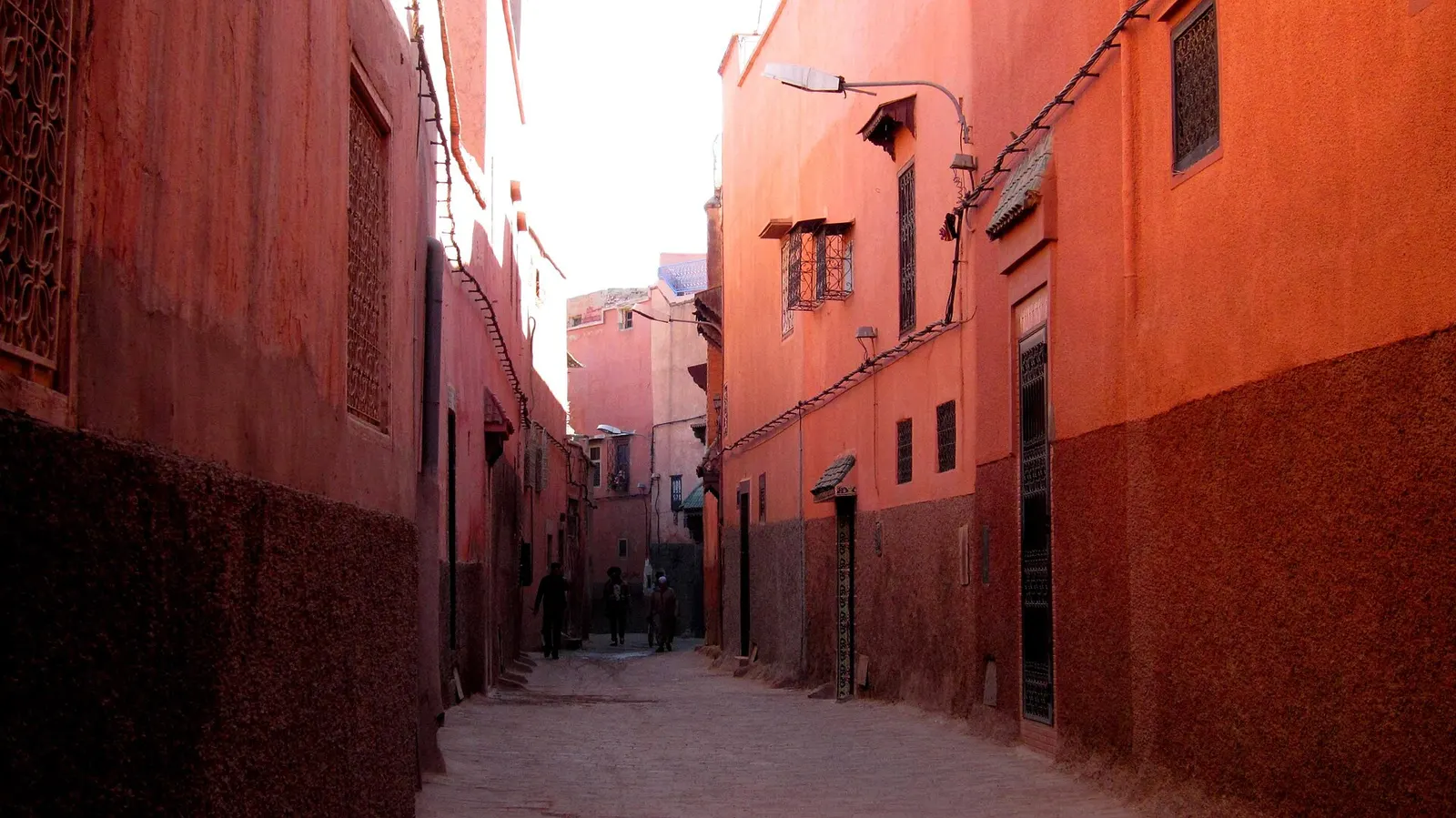Ruelle étroite aux murs ocre rouge dans la médina de Marrakech, quartier de Derb Saba