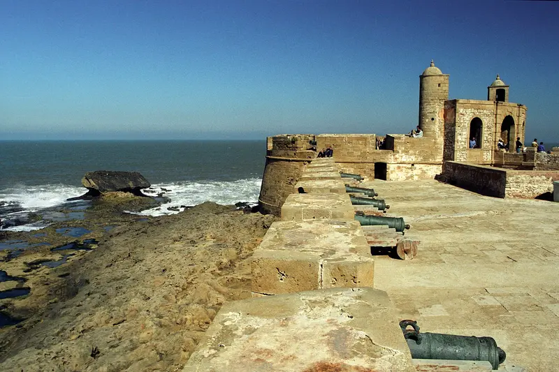 Remparts de la Skala d'Essaouira alignés face à l'océan Atlantique