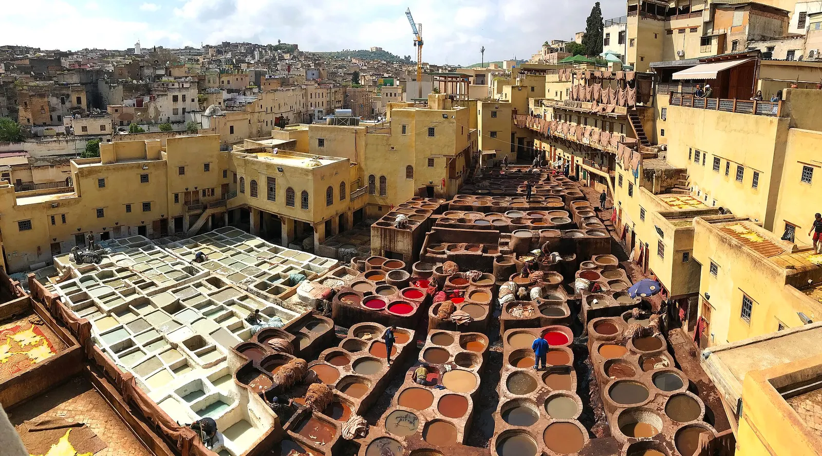 Bassins de teinture colorés de la tannerie Chouara vus depuis une terrasse à Fès