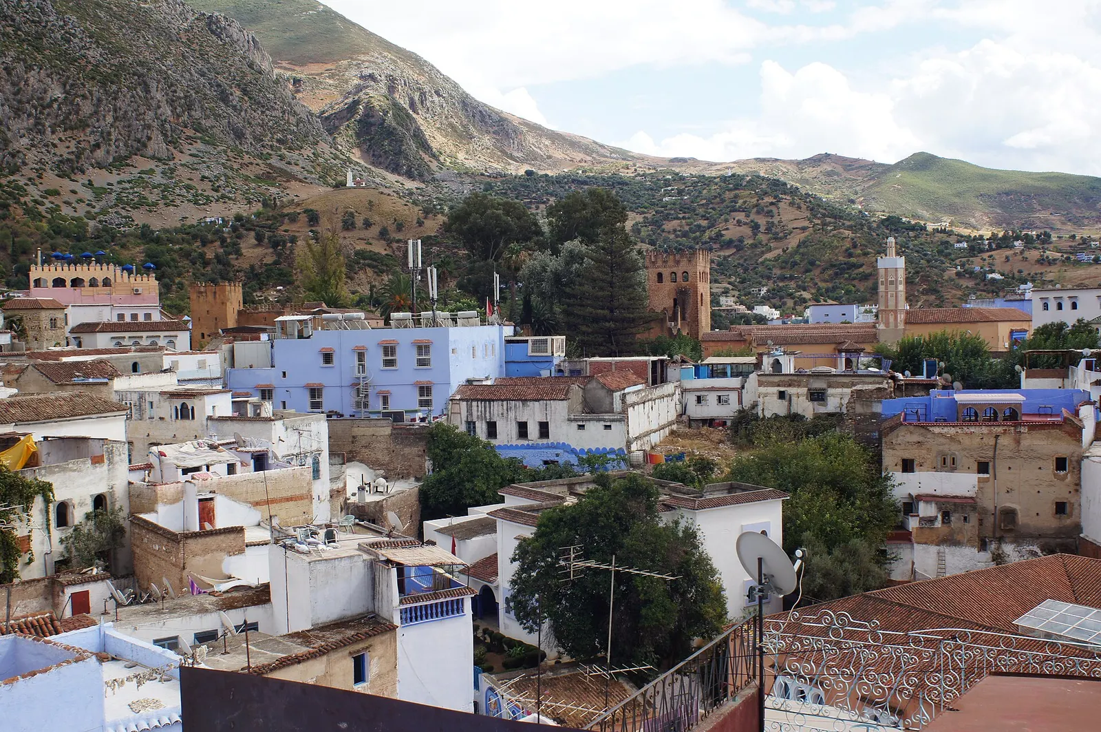 Toits blancs et bleus de Chefchaouen autour de la kasbah, avec les montagnes en arrière-plan