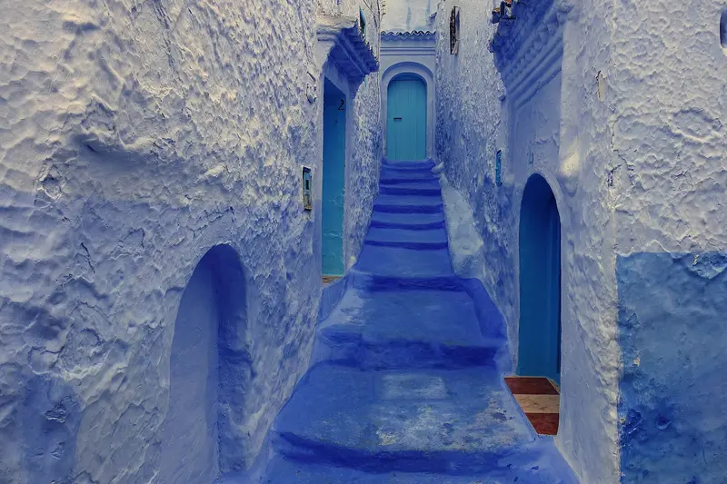 Ruelle aux maisons peintes en bleu dans la médina de Chefchaouen, dans le Rif
