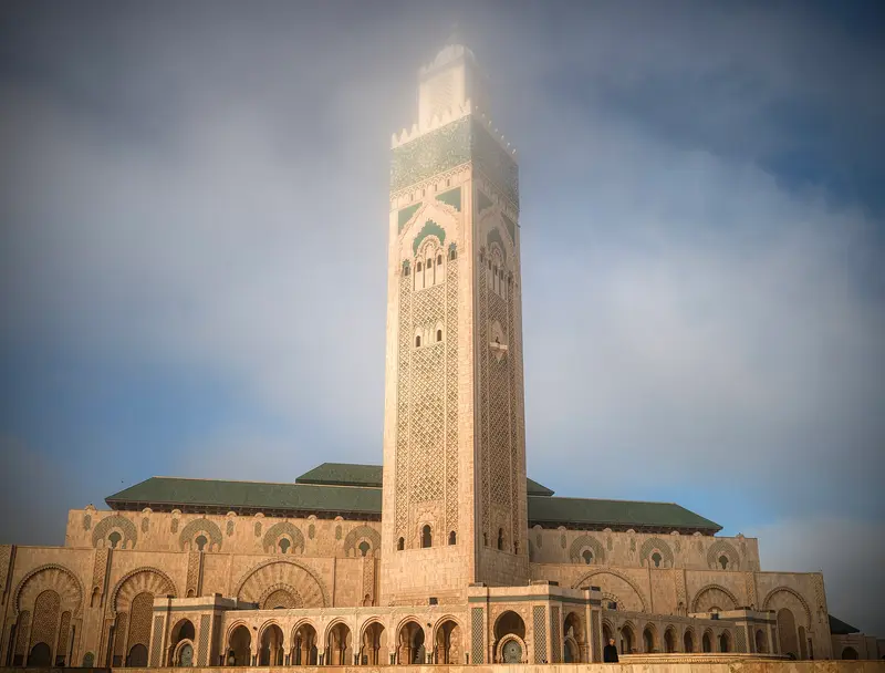 Mosquée Hassan II de Casablanca et son minaret d'environ 210 mètres sous un ciel nuageux