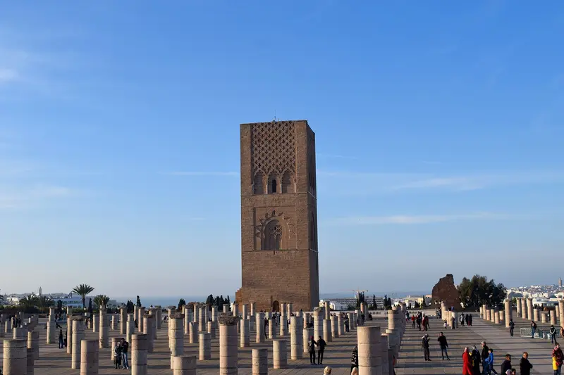 La Tour Hassan à Rabat, minaret inachevé en pierre ocre, sous un ciel bleu
